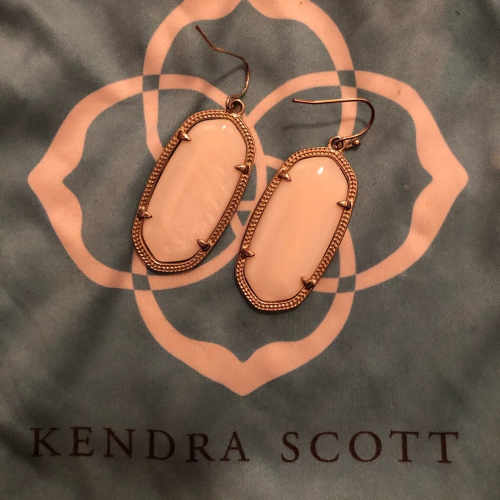 Kendra Scott Elle Earrings in White Pearl/Gold